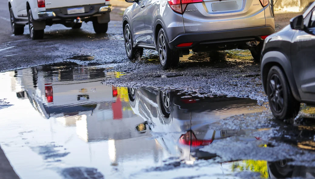 Vários buracos dificultando a circulação de veículos