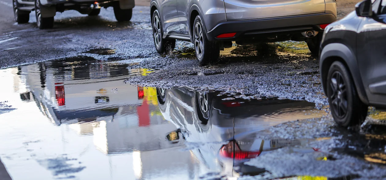 Vários buracos dificultando a circulação de veículos