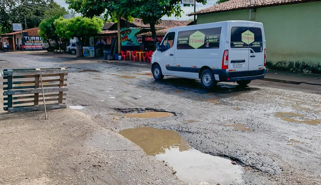 Veículos tem dificuldade para transitar na Avenida Celso Pinheiro