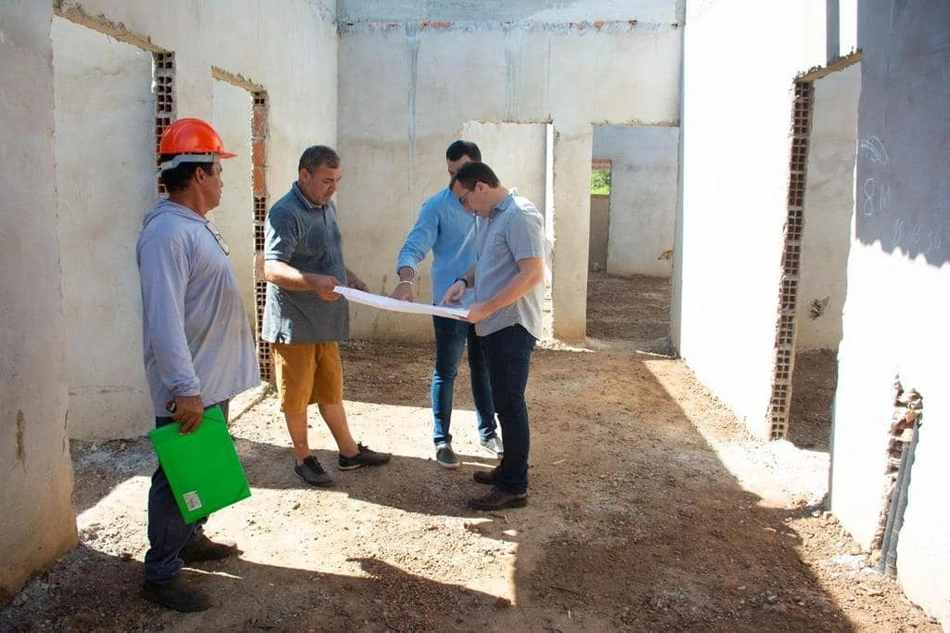 Vistoria da construção da escola em Buriti dos Lopes