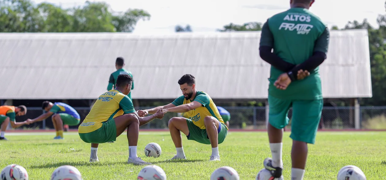 Zagueiros Fábio Aguiar e Vinícius Del Amore