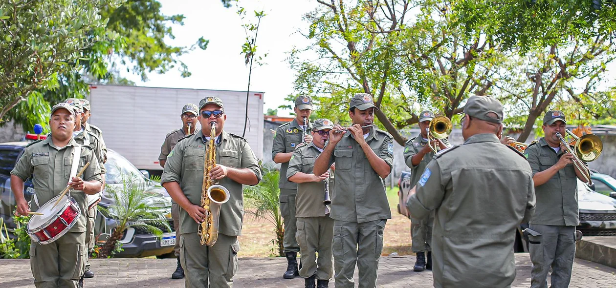 A Banda da PM esteve presente