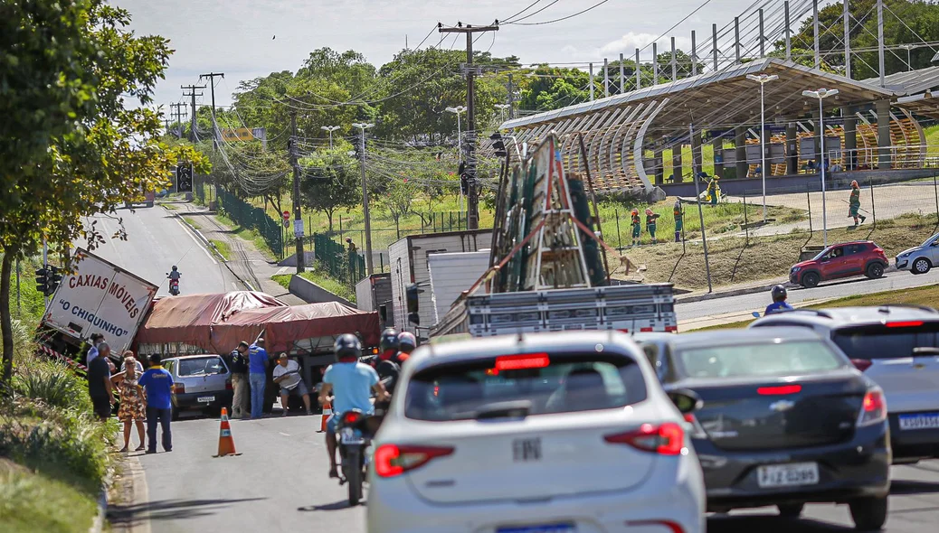 Acidente deixou trânsito complicado na BR 316, em frente ao Atacadão