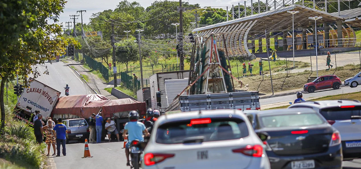 Acidente deixou trânsito complicado na BR 316, em frente ao Atacadão