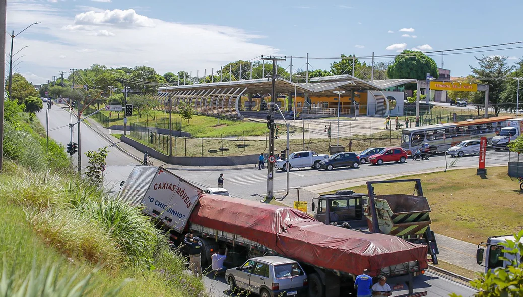 Acidente envolveu três veículos