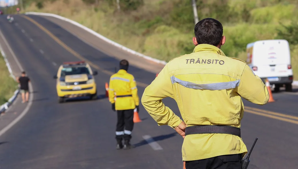 Agentes de trânsito no local