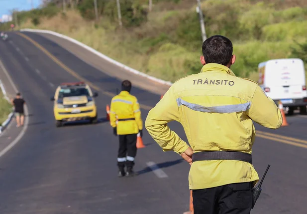 Agentes de trânsito no local