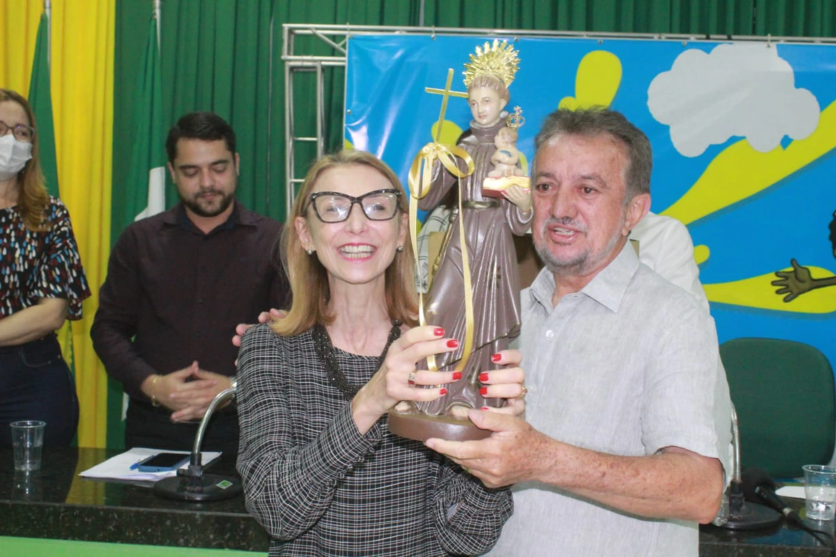 Angela Gandra recebendo o padroeiro de Campo Maior