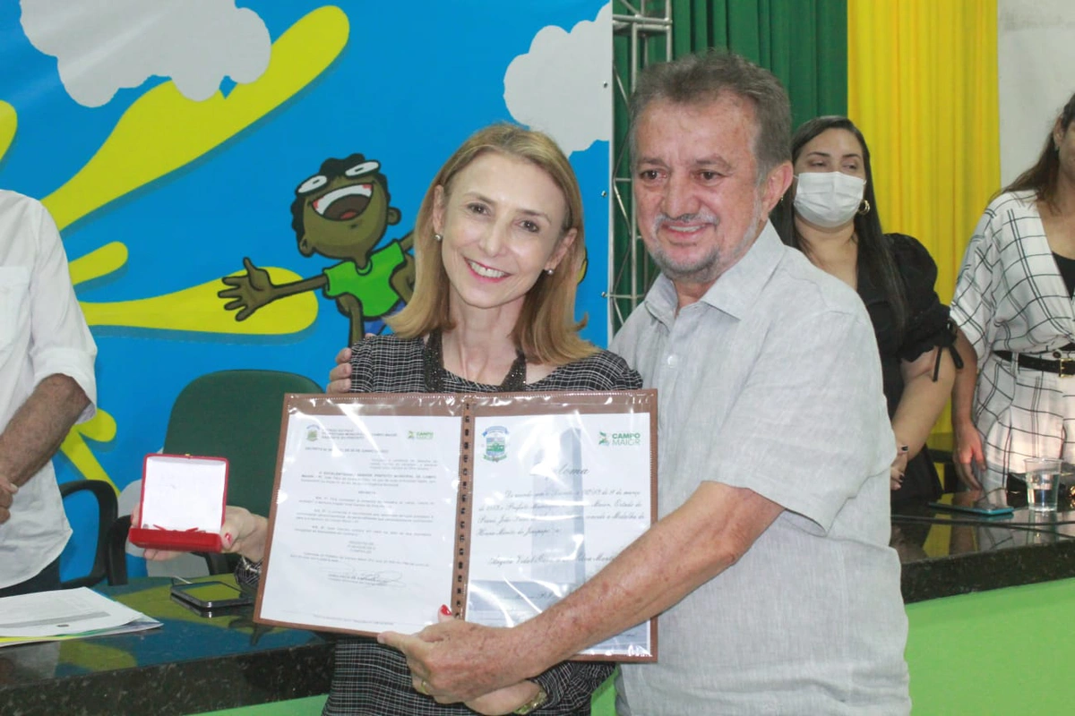Angela Gandra, recebeu pelo prefeito Joãozinho Félix a medalha do Mérito Heróis do Jenipapo