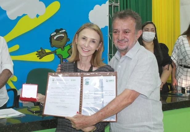 Angela Gandra, recebeu pelo prefeito Joãozinho Félix a medalha do Mérito Heróis do Jenipapo