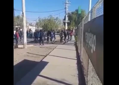 Argentinos tentando saquear supermercado