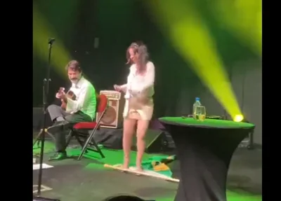 Bebel Gilberto pisa na bandeira do Brasil