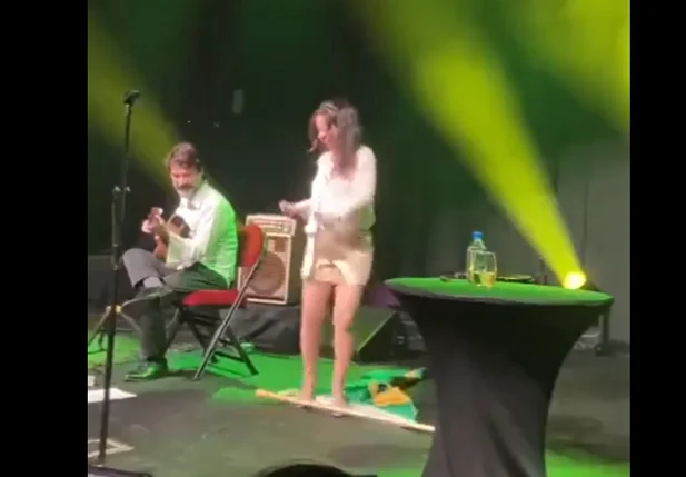 Bebel Gilberto pisa na bandeira do Brasil