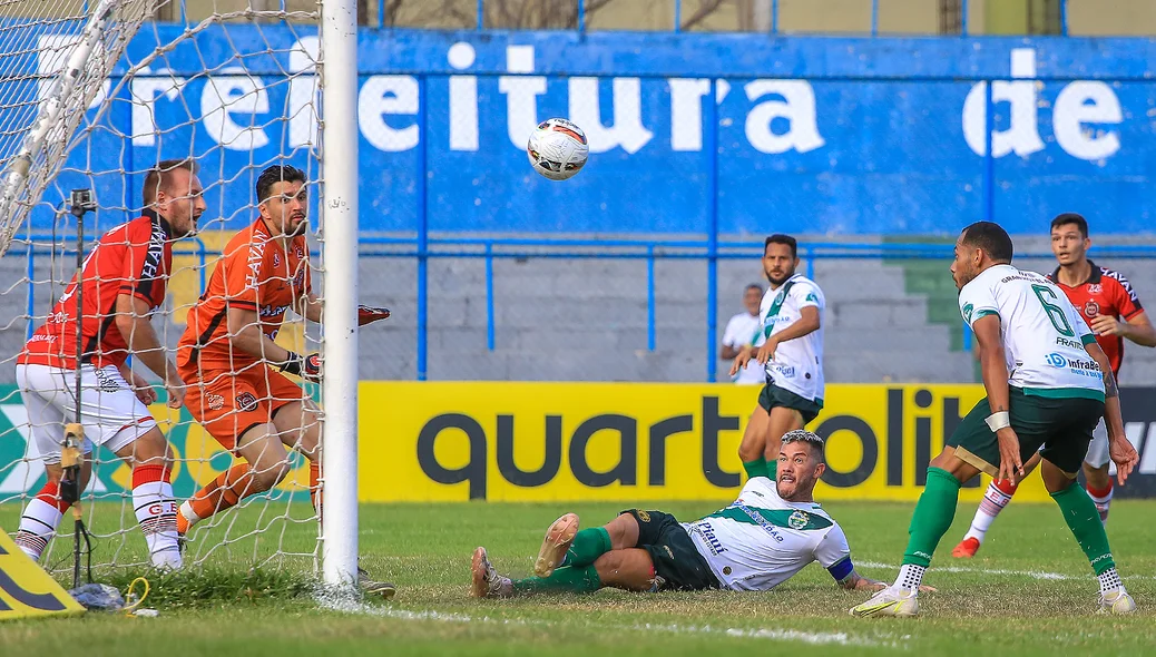 Betinho quase marcou o gol
