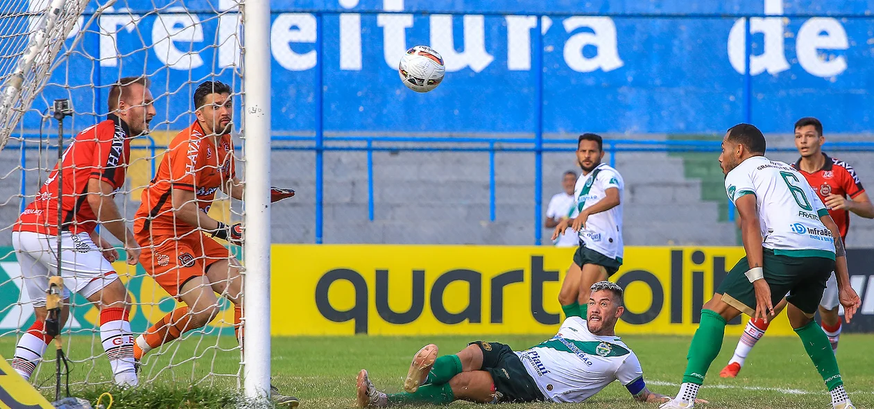Betinho quase marcou o gol