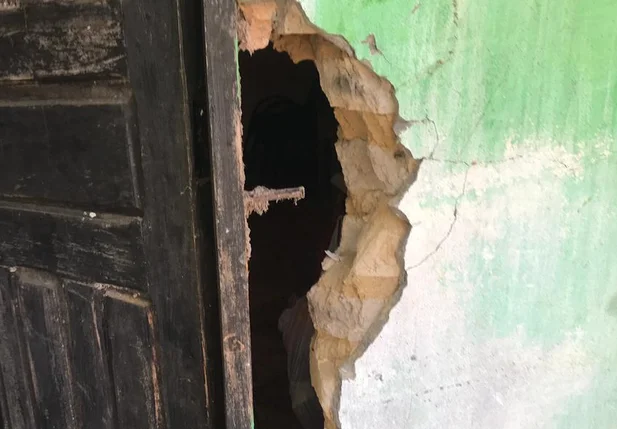 Buraco na parede cada do jornalista Raí Silva