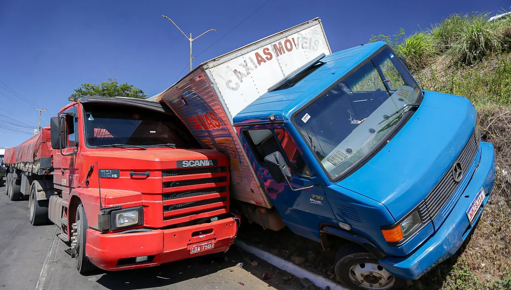 Caminhão baú ficou destruído