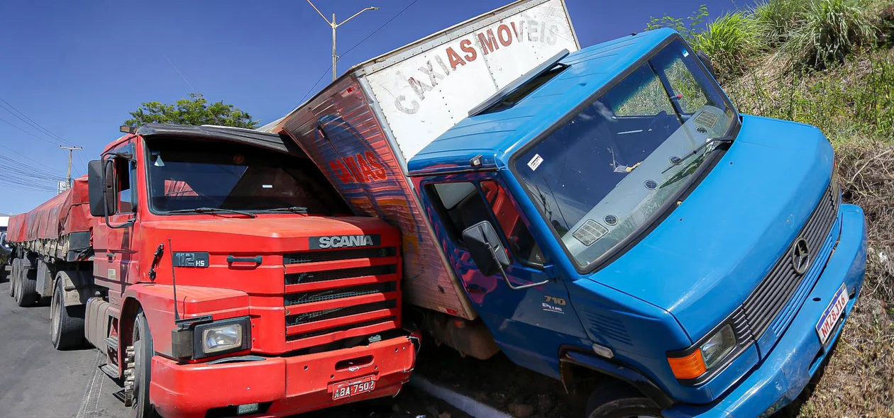 Caminhão baú ficou destruído