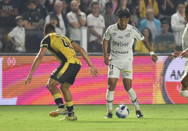 Camisa 11 do Santos, Ângelo tenta ataque contra o Deportivo Táchira, na Vila Belmiro