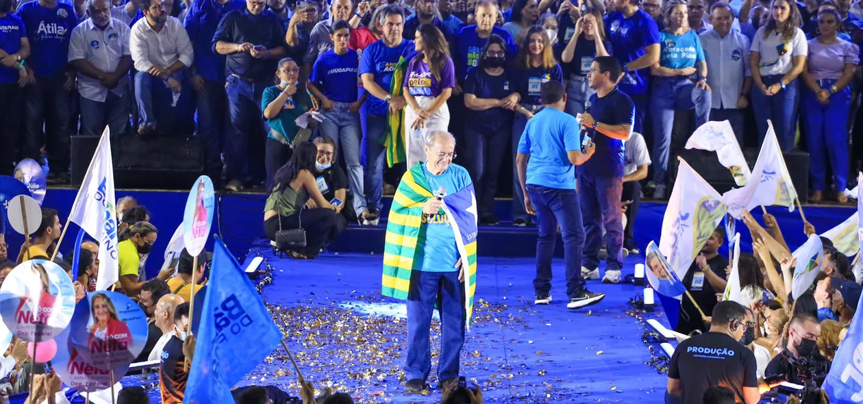 Sílvio no palanque do evento de homologação de sua candidatura