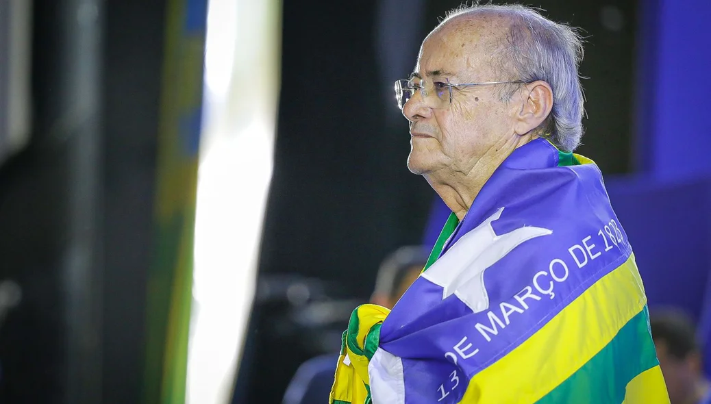 Candidato da Oposição ao Governo do Piauí coberto pela bandeira do estado
