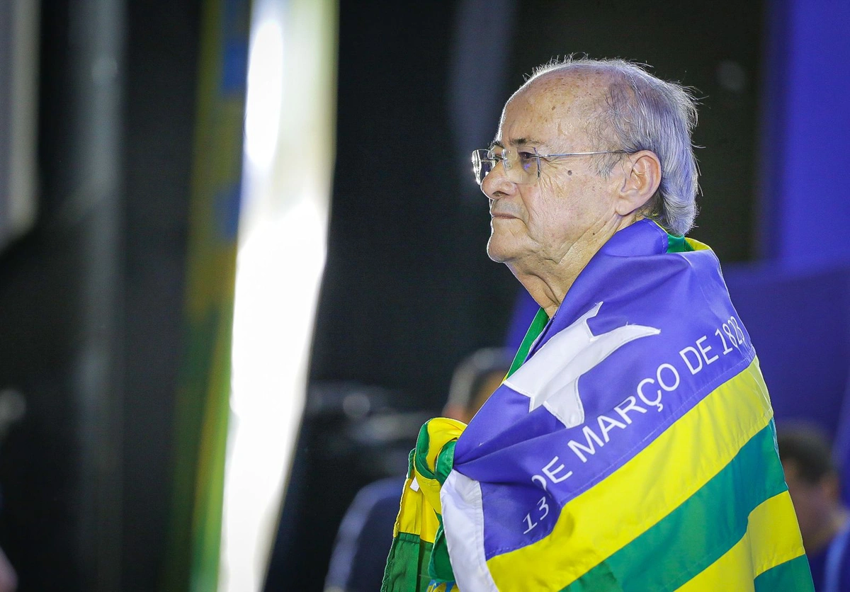 Candidato da Oposição ao Governo do Piauí coberto pela bandeira do estado