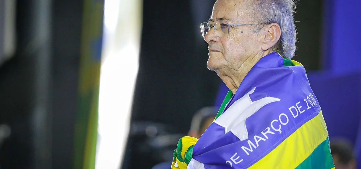 Candidato da Oposição ao Governo do Piauí coberto pela bandeira do estado