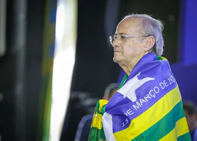 Candidato da Oposição ao Governo do Piauí coberto pela bandeira do estado