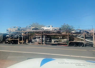 Carreta-cegonha pega fogo e veículos são destruídos no Piauí