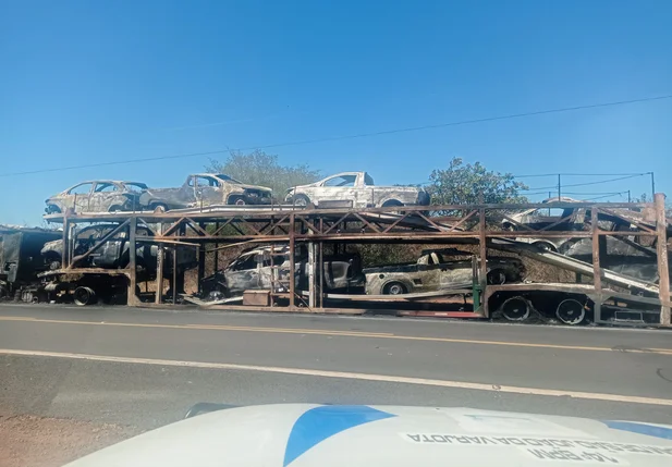 Carreta-cegonha pega fogo e veículos são destruídos no Piauí