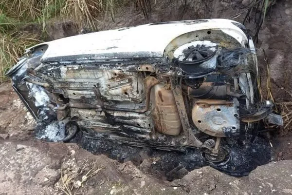 Carro da família é encontrado no município de Nazaré da Mata.