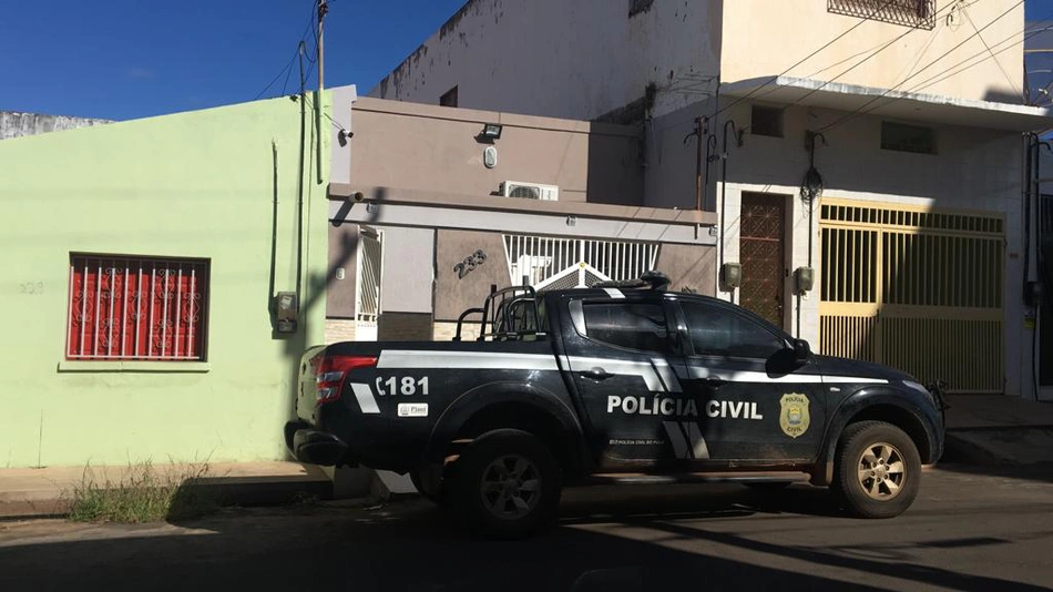 Carro da Polícia Civil no local.
