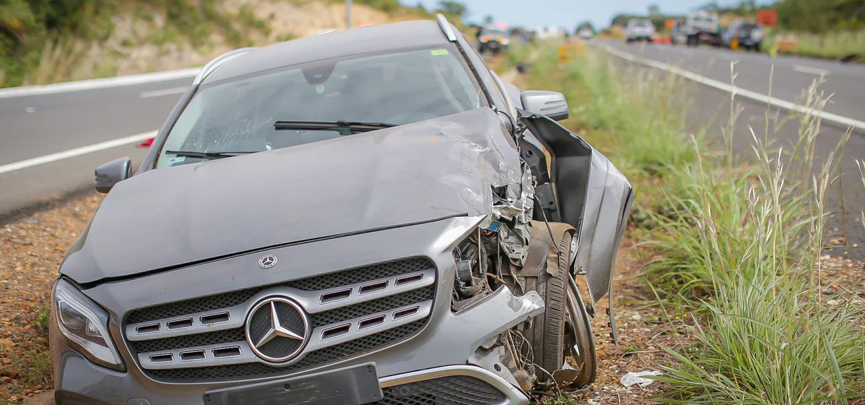 Carro de luxo envolvido no acidente
