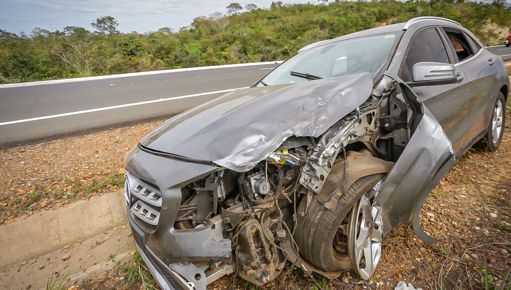 Carro de luxo ficou com a frente destruída