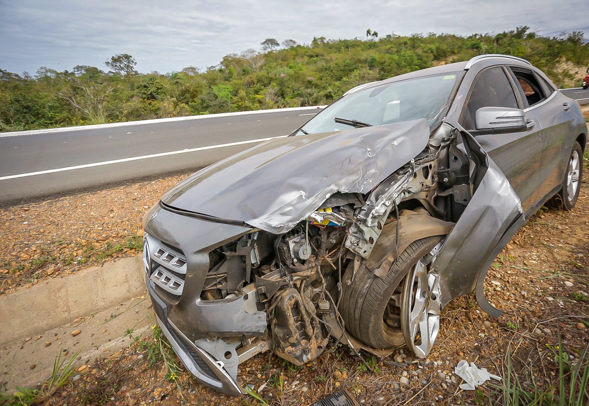 Carro de luxo ficou com a frente destruída