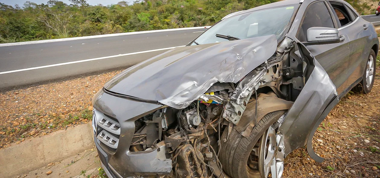 Carro de luxo ficou com a frente destruída