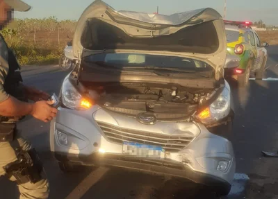 Carro ficou com a frente destruída por conta da colisão em Luís Coreia