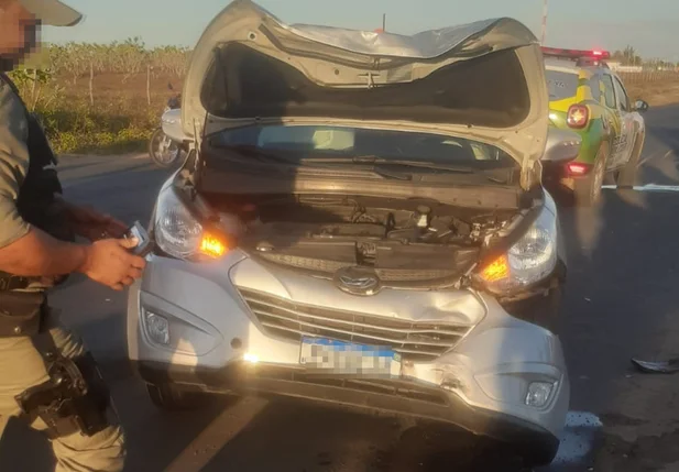 Carro ficou com a frente destruída por conta da colisão em Luís Coreia