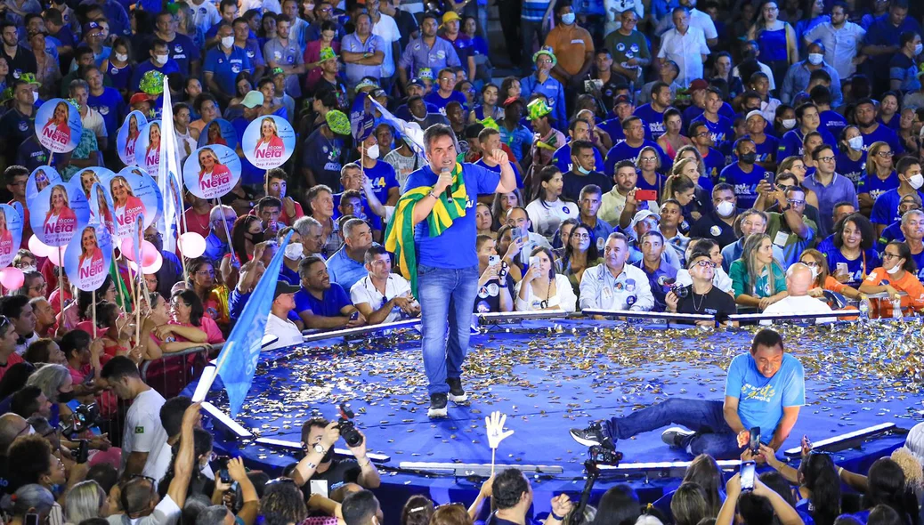 Ciro no palanque do evento durante seu discurso
