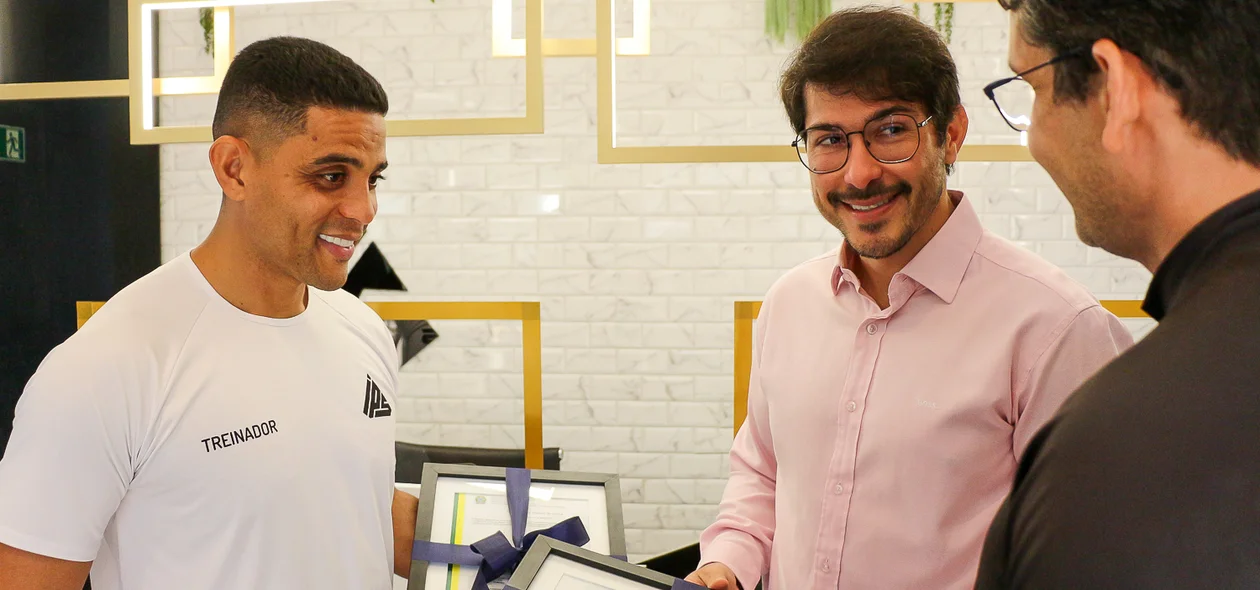 Criadores do Projeto Instituto Perfomance e Saúde (IPS), comemoram o certificado do registro de sua marca, nesta quinta-feira (21), na sede, localizada na zona leste de Teresina.