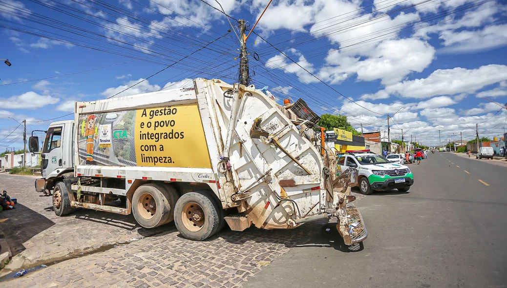 Criança é atropelada por caminhão de lixo