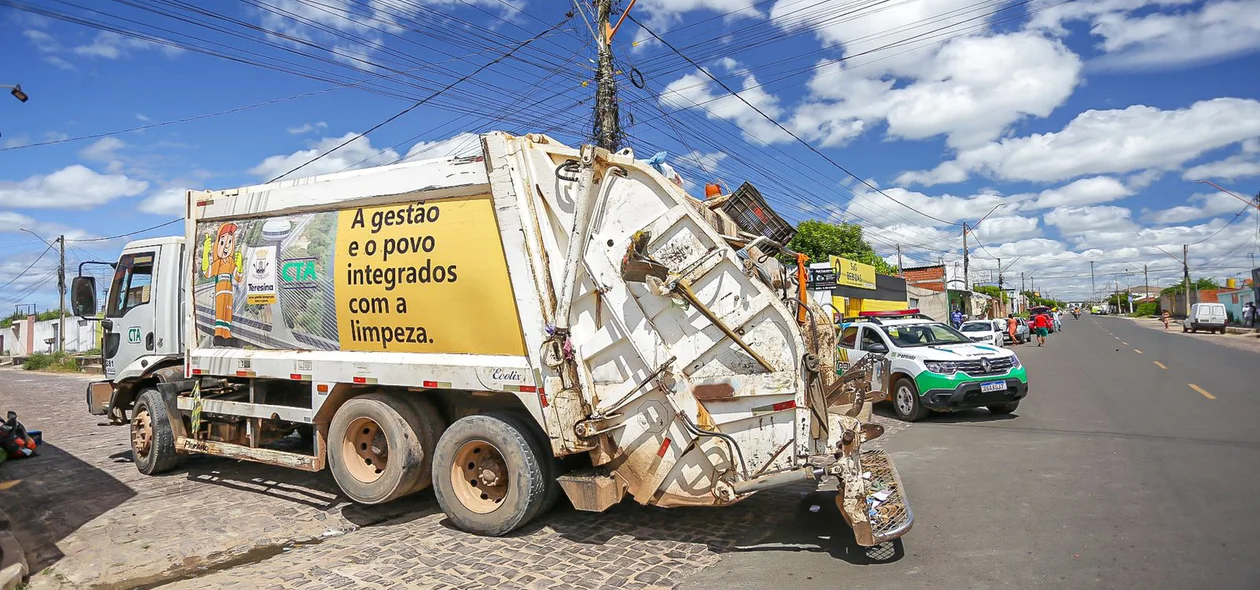 Criança é atropelada por caminhão de lixo