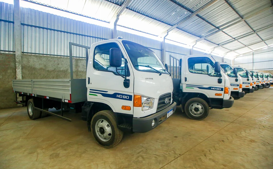 Deputado federal Fábio Abreu entrega 4 caminhões para municípios do Piauí
