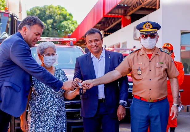 Deputado federal Fábio Abreu entrega viaturas para o Corpo de Bombeiros