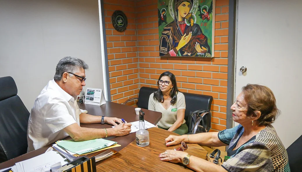 Deputado João Mádison com Odesia e Katia, viúva e filha do saudoso ex-prefeito Chiquinho