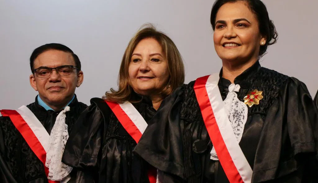 Desembargadores durante solenidade de posse de Téssio Torres