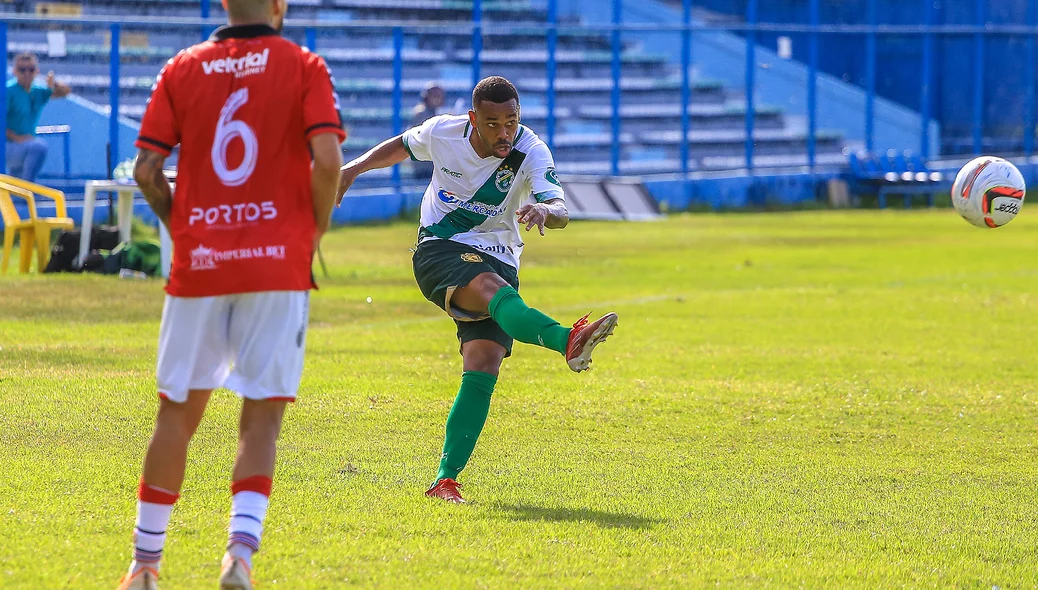 Dieguinho chutou no gol