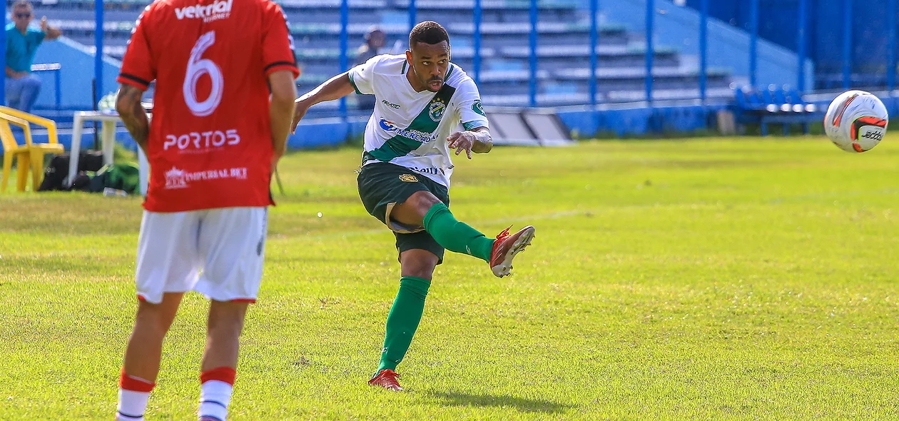 Dieguinho chutou no gol