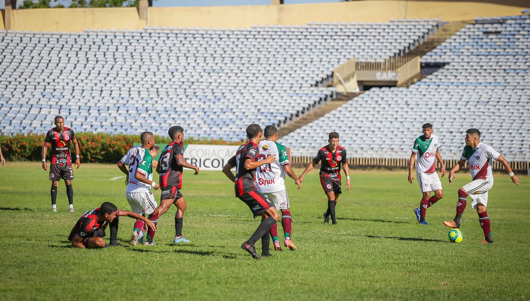 Disputa de bola entre Juventude e Fluminense