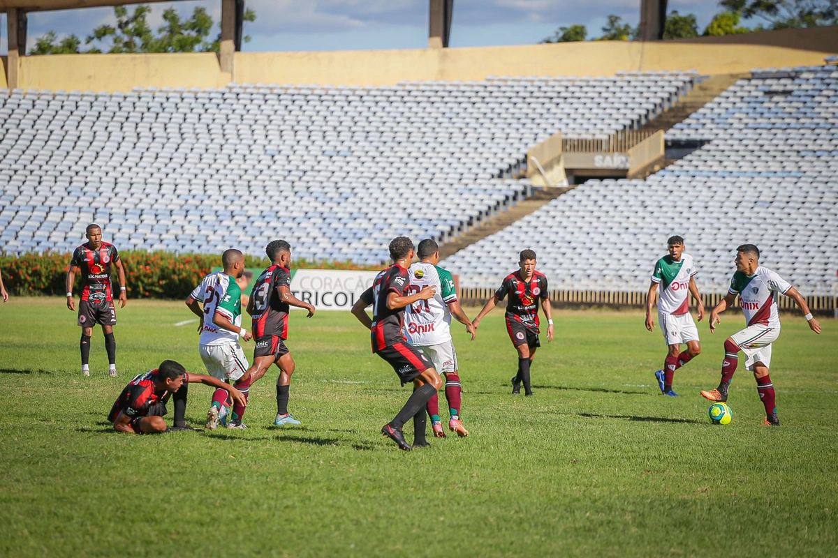 Disputa de bola entre Juventude e Fluminense